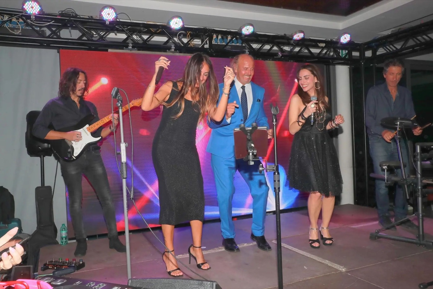 Band live su un palco illuminato di rosso