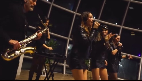 Band live con sassofonista e cantanti durante una serata