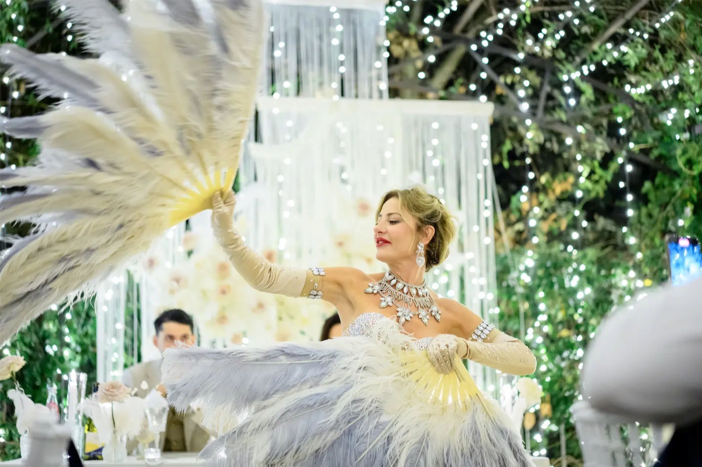 Performer burlesque con ventagli di piume durante un ricevimento