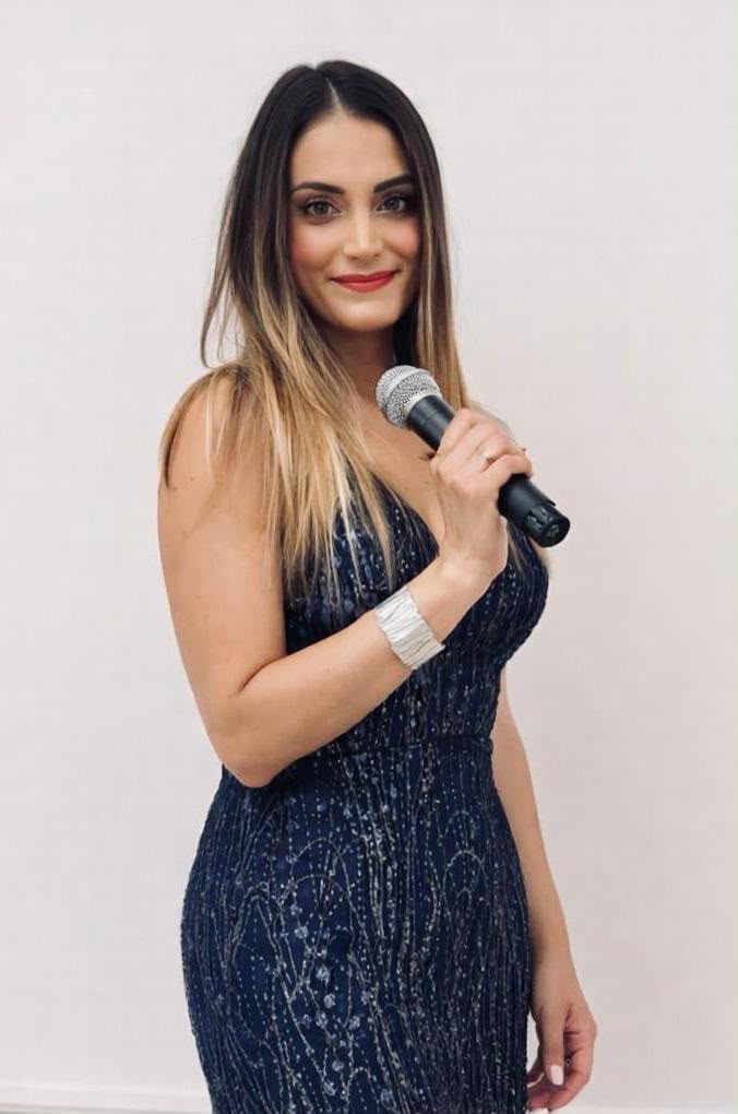 Cantante in abito blu con microfono