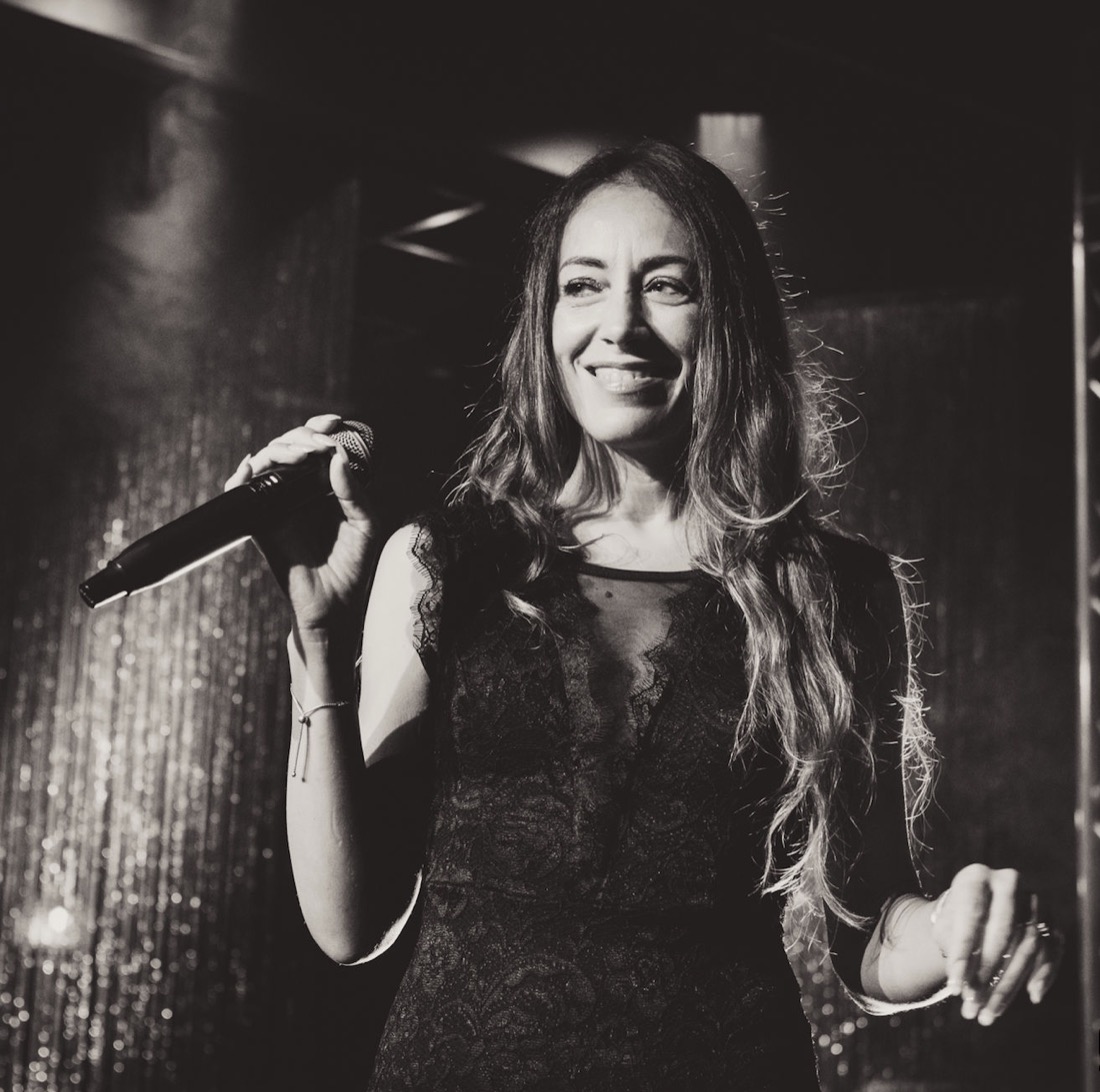 Cantante sorridente con microfono