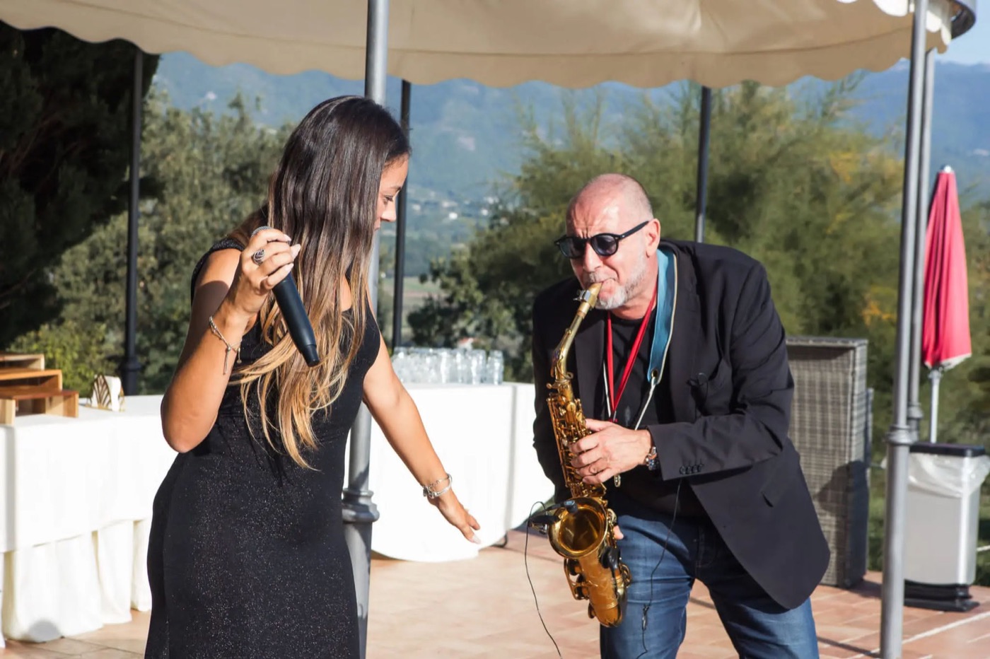 Cantante e sassofonista in terrazza durante un evento