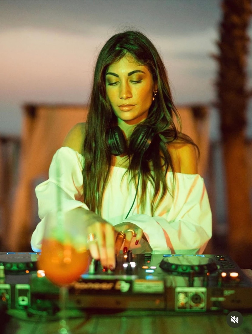 DJ alla consolle con le cuffie