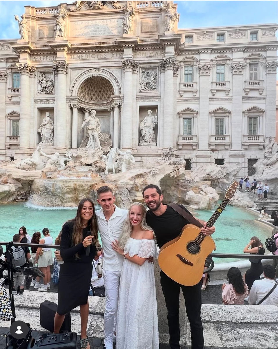 Serenata con chitarra davanti alla Fontana di Trevi