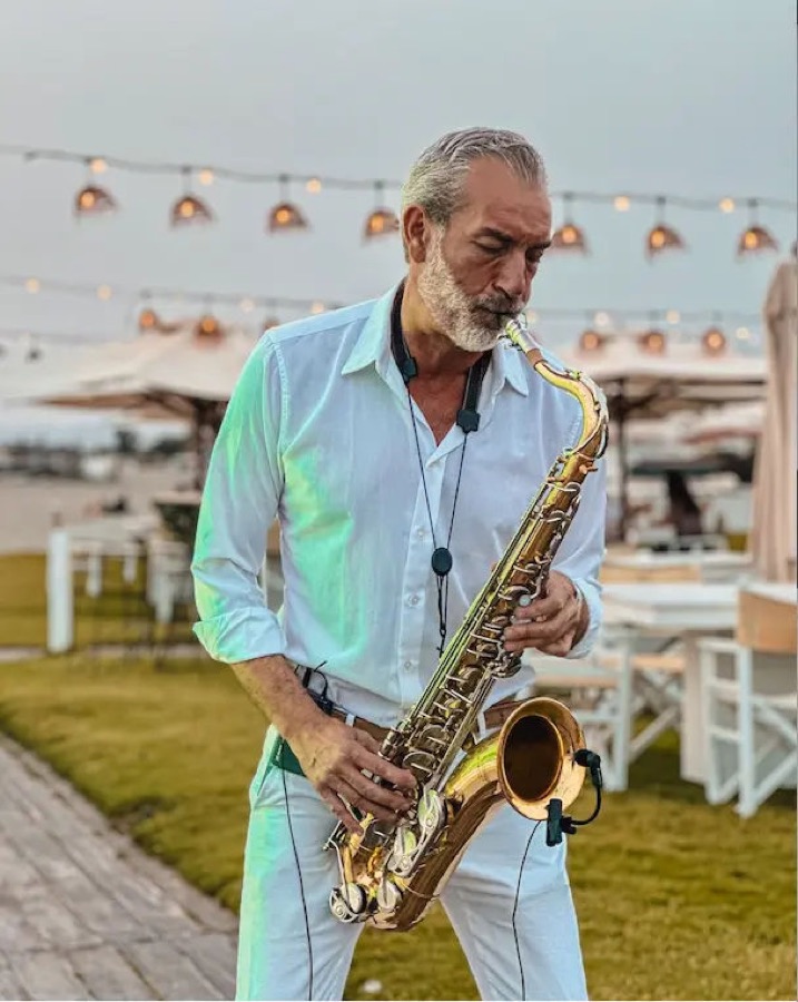 Sassofonista in un giardino durante un ricevimento