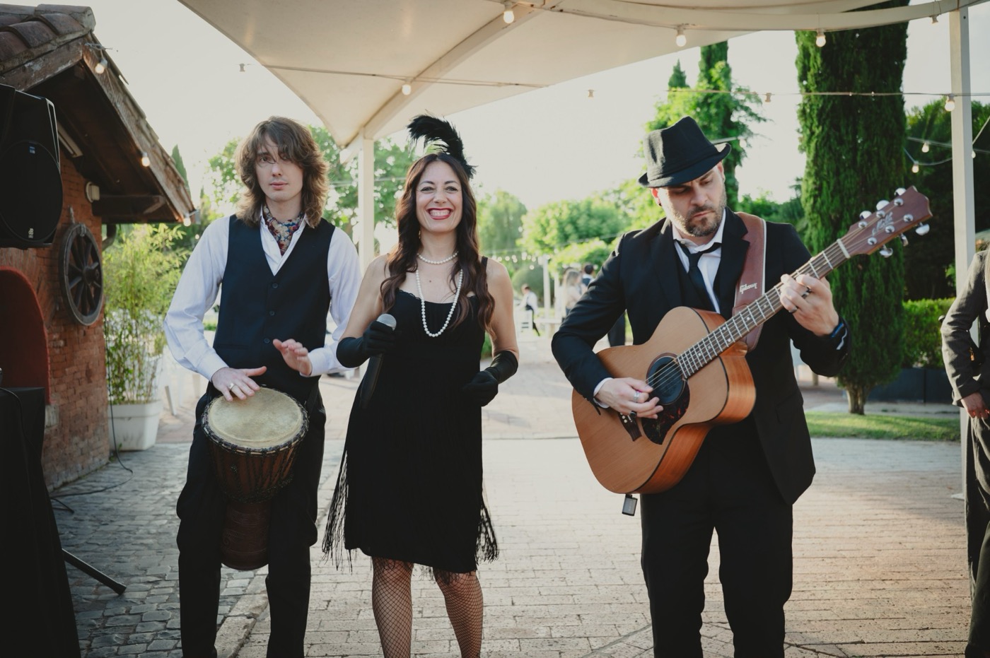 Trio acustico in stile anni '20 con djembe, voce e chitarra all'aperto