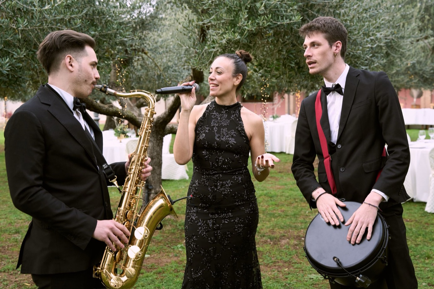 Trio con voce, sax e percussioni tra gli ulivi durante l'aperitivo